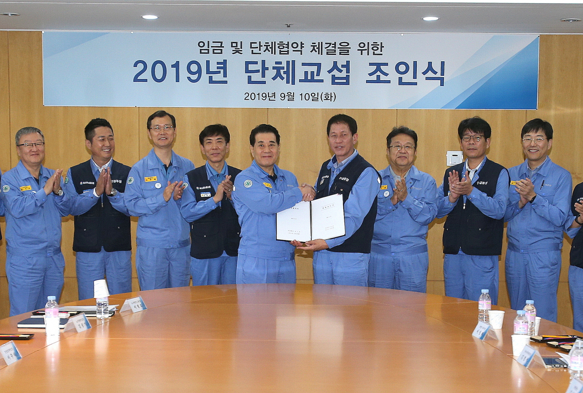 ▲포스코 노사가 10일 포항 본사에서 2019년 임금 및 단체협약 체결 조인식을 실시하고 기념촬영을 하고 있다. (자료제공=포스코)