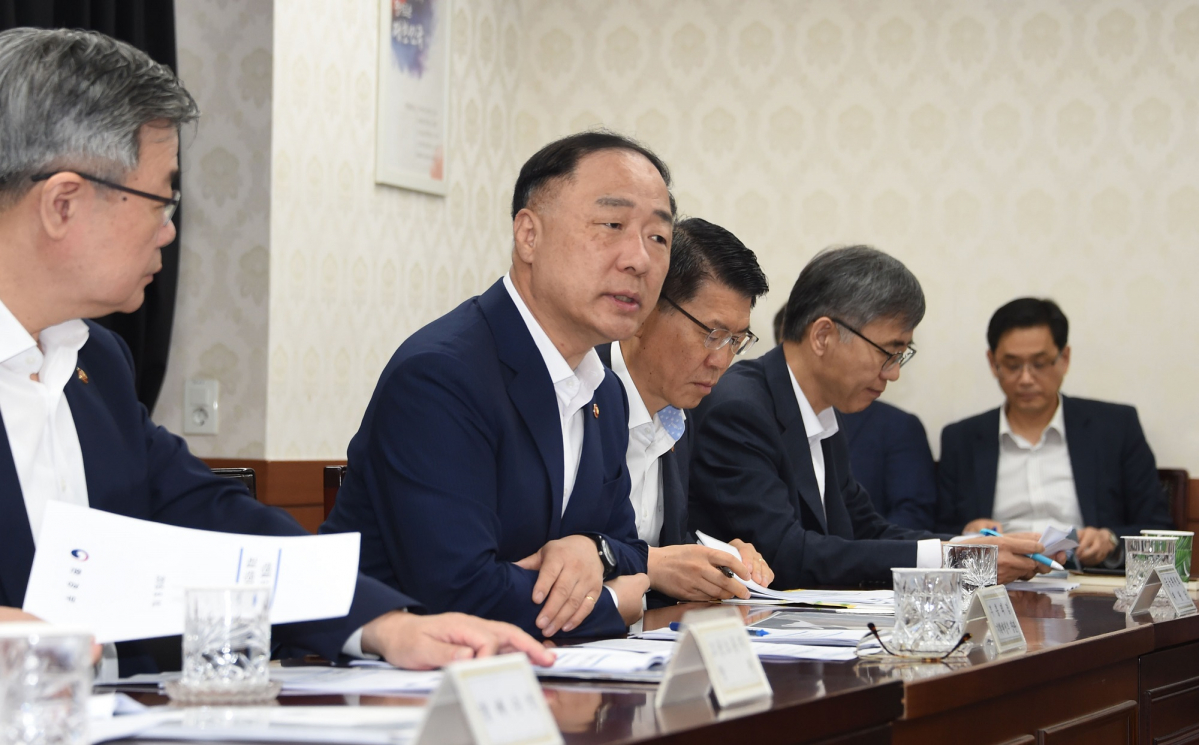 ▲홍남기 경제부총리 겸 기획재정부 장관이 10일 광화문 정부서울청사에서 일본 수출규제 대응 관계장관회의를 주재하고 모두발언을 하고 있다.(사진제공=기획재정부)