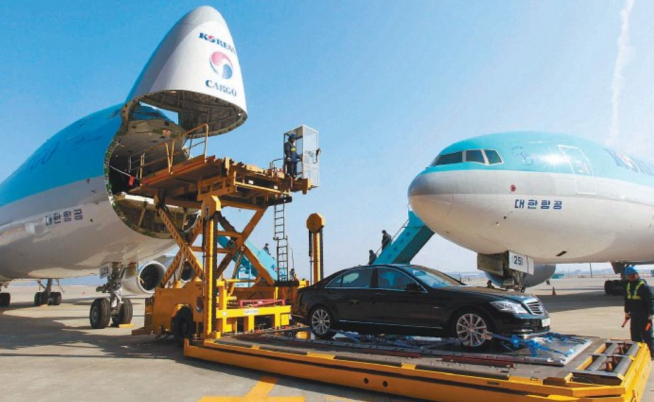 ▲대한항공이 2012년 도입한 차세대 화물기 보잉 ‘747-8F’. 이 화물기는 동체 길이 76.4m, 적재량 134t으로 아프리카 코끼리 18마리를 한 번에 실을 수 있다. 사진제공 대한항공