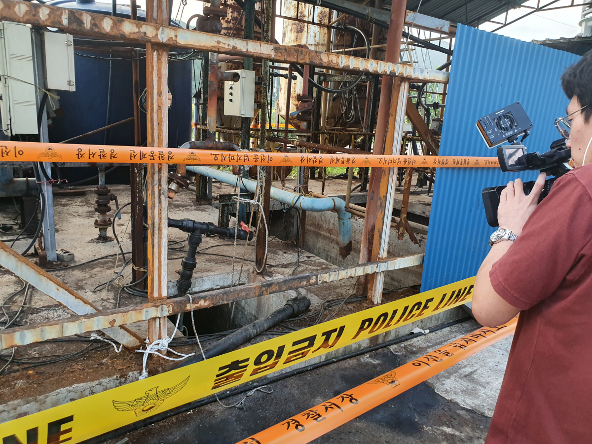 ▲10일 오후 경북 영덕군 축산면 한 오징어가공업체 폐수처리장에 출입금지를 알리는 줄이 처져 있다. 이날 오후 이곳에서는 폐수처리장을 청소하기 위해 들어간 외국인 노동자 4명이 쓰러져 이 가운데 3명이 숨지고 1명이 중태에 빠졌다.(연합뉴스)