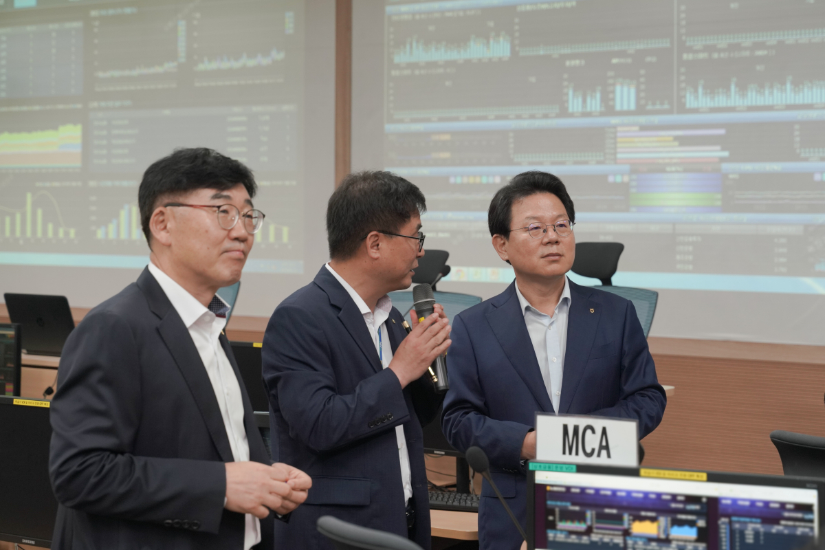 ▲NH농협금융 김광수 회장(오른쪽 첫번째)이 10일일 경기도 의왕시에 있는 NH통합IT센터를 방문해 추석 연휴 비상운영 현장을 점검을 하고 있다.(사진제공=농협금융지주)