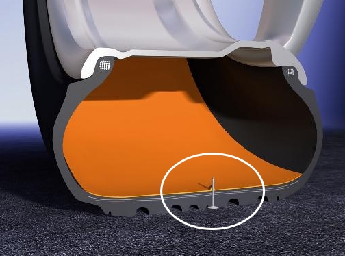▲펑크 수리 킷은 액체형 실런트가 응고체(붉은색)로 변하면서 타이어 안쪽 구멍(원 안)을 메우는 방식이다. (출처=뉴스프레스)
