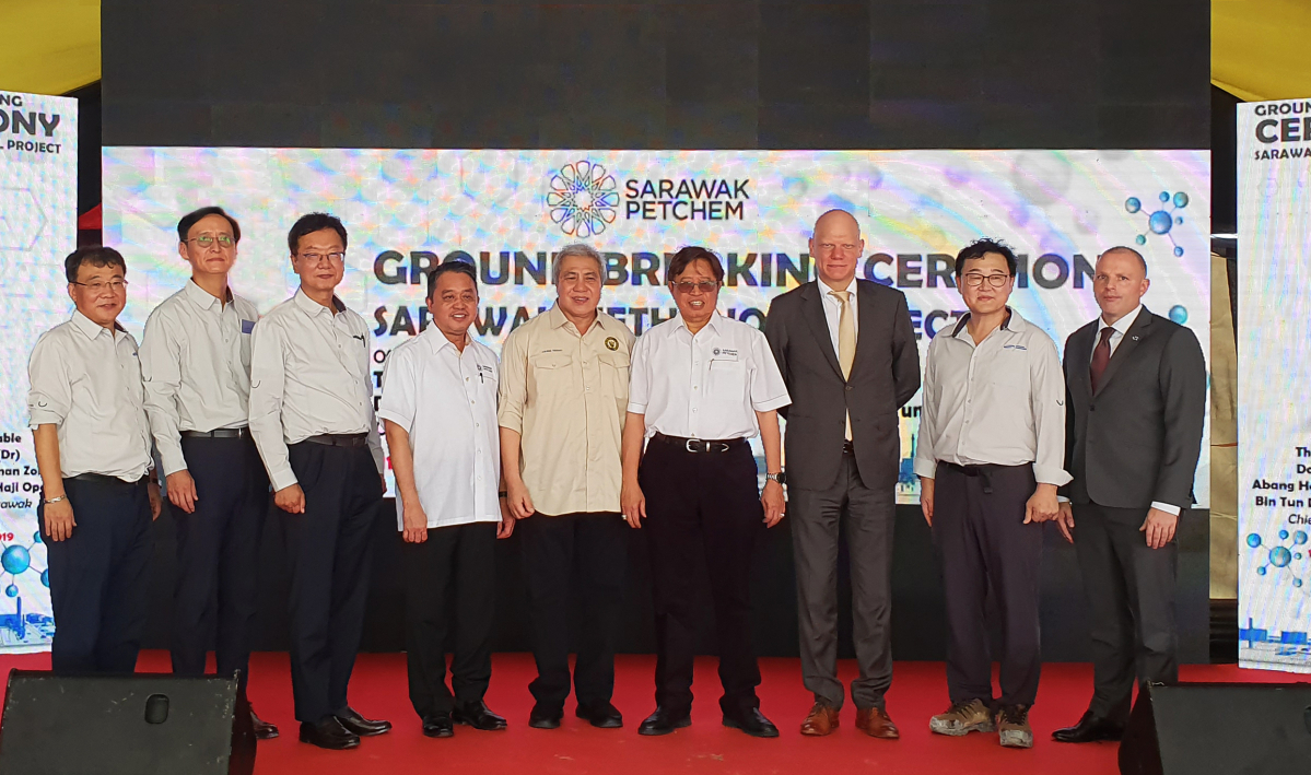 ▲기공식에 참석한 프로젝트 관계자들이 기념 촬영을 하고 있다. 최성안 삼성엔지니어링 사장(왼쪽 세 번째), 아방 압둘 라만 조하리(Abang Abdul Rahman Zohari) 사라왁주(州) 주지사(오른쪽에서 네 번째), 하지 압둘 아지즈(Haji Abdul Aziz)  사라왁 펫켐社 회장(왼쪽에서 네 번째)(자료제공=삼성엔지니어링)