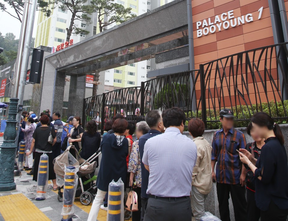▲'경산 사동 팰리스 부영 1단지' 샘플하우스에 인파가 몰린 모습.(사진=부영주택)