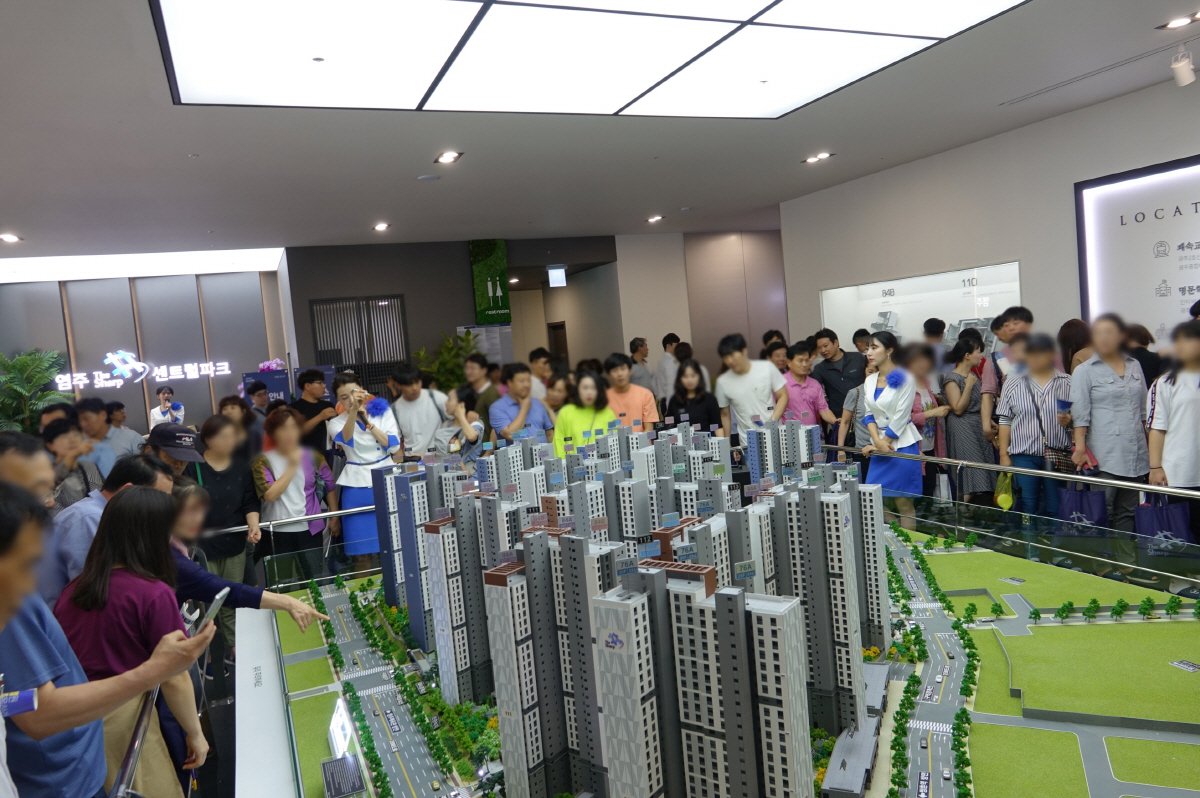 ▲이달 광주광역시 서구 화정동에서 분양한 ‘염주 더샵 센트럴파크’ 아파트의 견본주택을 찾은 방문객들이 단지 모형도를 살펴보고 있다.