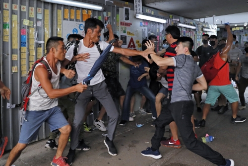 ▲홍콩 카오룽베이에 있는 한 쇼핑몰 밖에서 14일(현지시간) 반(反) 중국 시위대(오른쪽)와 친중 시위대가 주먹다툼을 하고 있다. 홍콩/AP연합뉴스
