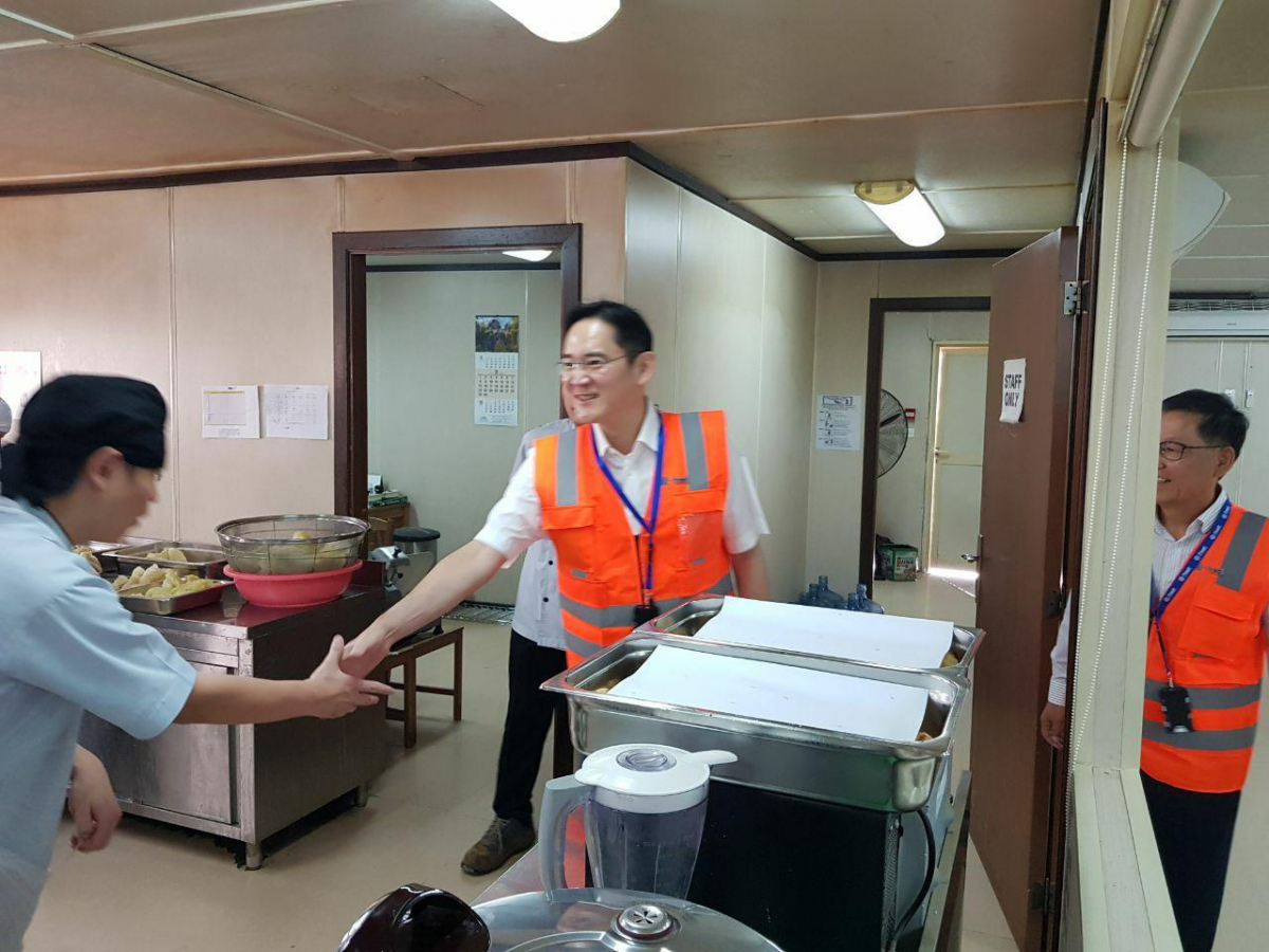 ▲이재용 삼성전자 부회장이 15일 삼성물산이 건설중인 사우디아라비아 리야드 도심 지하철 공사 현장을 찾아 임직원들을 격려했다.(사진제공=삼성전자)