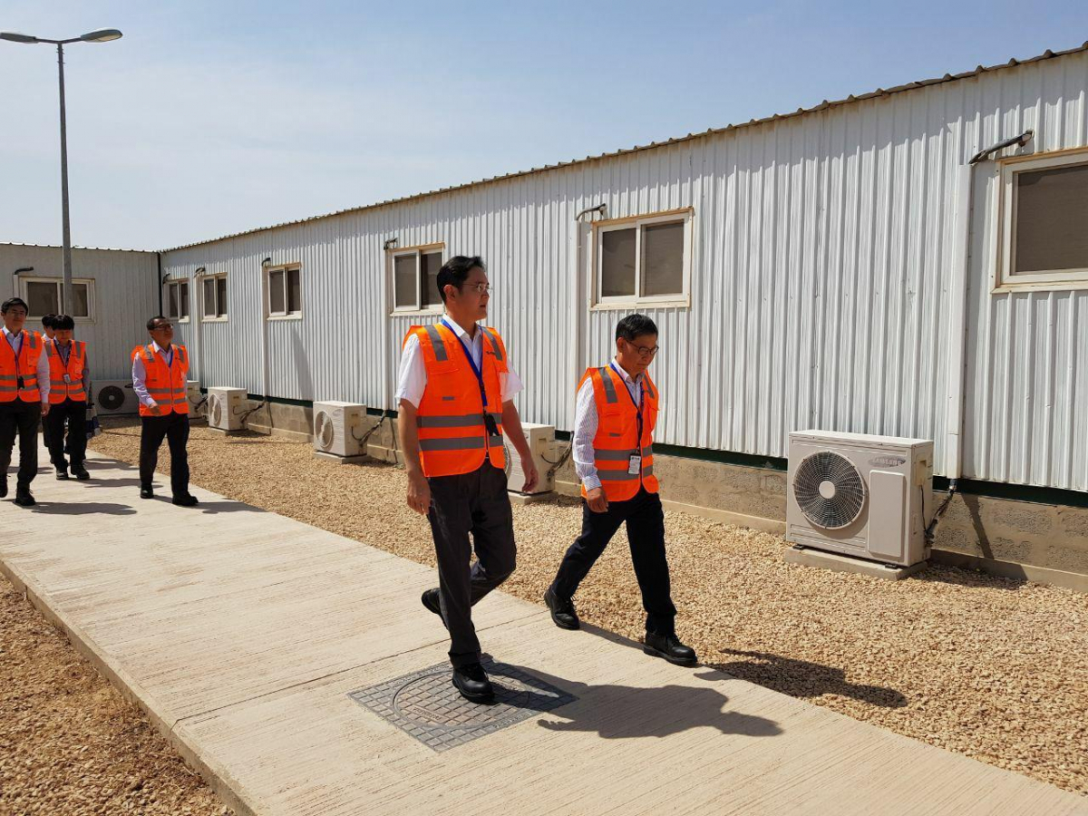 ▲이재용 삼성전자 부회장이 15일 삼성물산이 건설중인 사우디아라비아 리야드 도심 지하철 공사 현장을 찾아 임직원들을 격려했다. (사진제공=삼성전자)