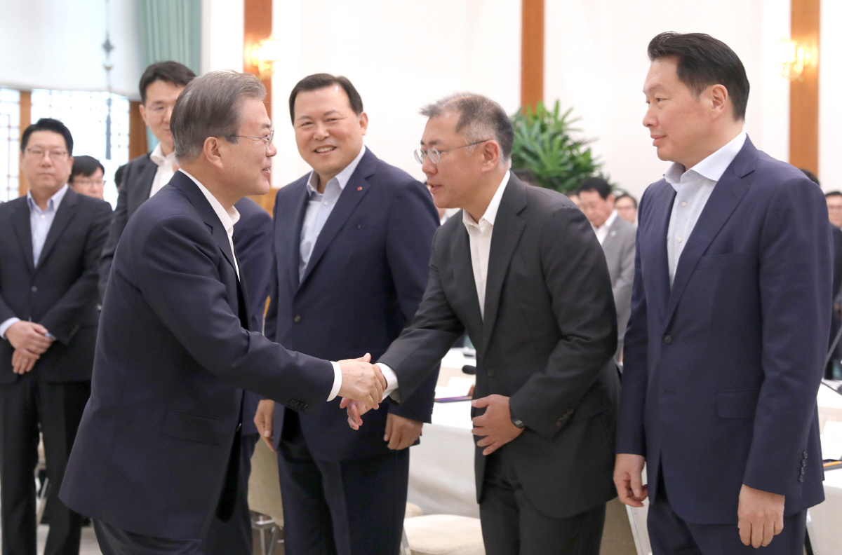 ▲문재인(왼쪽) 대통령과 정의선 현대자동차그룹 수석부회장이 7월 청와대에서 열린 경제계 인사 간담회에서 마주 보며 악수하고 있다. 뉴시스