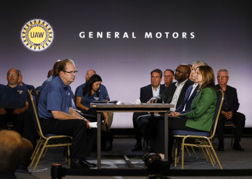 ▲지난 7월 미국 디트로이트에서 열린 계약 협상 테이블에 앉은 게리 존스 UAW 위원장(왼쪽 맨 앞)과 메리 바라 GM CEO(오른쪽 맨 앞)가 대화하고 있다. 디트로이트/AFP연합뉴스

