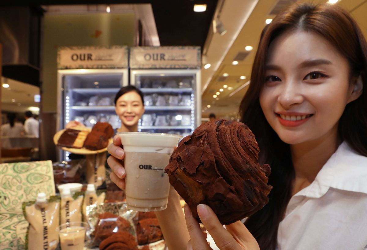 ▲ 16일 오전, 롯데백화점 본점 지하 1층 행사장에서 모델들이 ‘아우어 베이커리 익스프레스’를 소개하는 모습.(사진제공=롯데백화점)