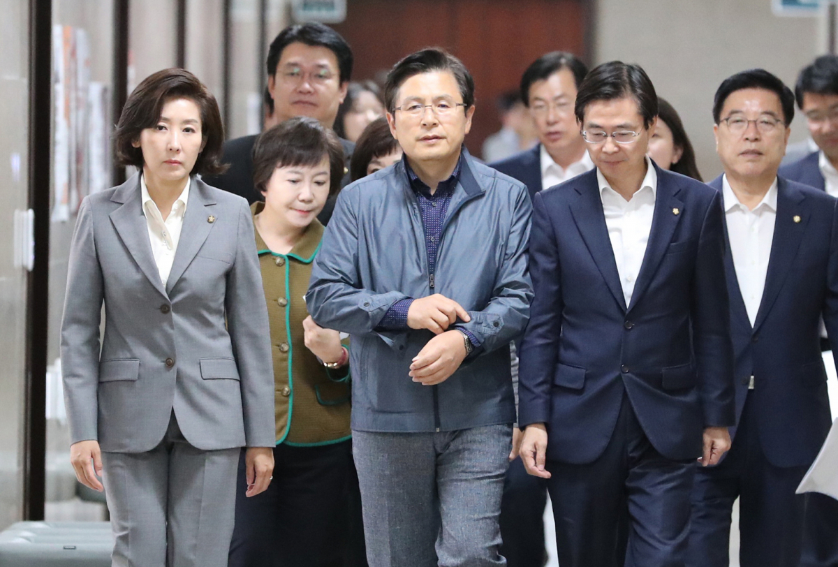 ▲자유한국당 황교안 대표와 나경원 원내대표가 16일 국회에서 열린 최고위원회의에 들어서고 있다. (사진=연합뉴스)