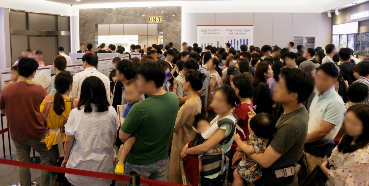 ▲롯데건설과 SK건설이 지난달 30일 문을 연 ‘철산역 롯데캐슬&SK뷰 클래스티지’견본주택이 방문객들로 북적이고 있다.(사진 제공=롯데건설)