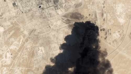 ▲14일(현지시간) 드론 공격을 받은 사우디아라비아 국영석유회사 사우디아람코의 석유시설에서 검은 연기가 피어오르고 있는 장면을 촬영한 위성사진. AP연합뉴스
