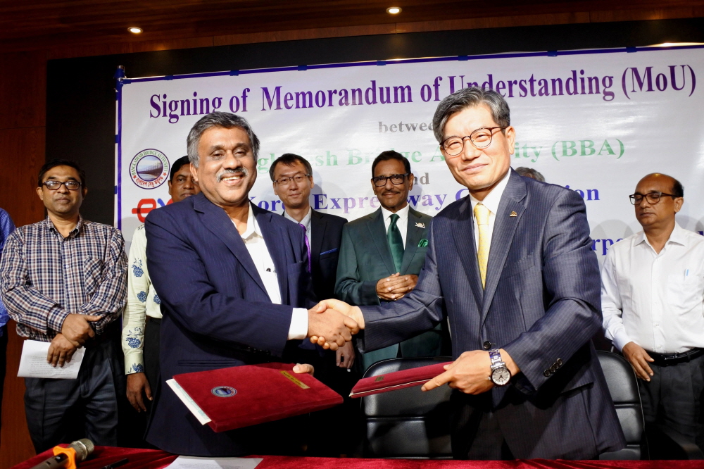 ▲칸드케르 안와룰 이슬람 방글라데시 교량청장과 신용석 한국도로공사 해외사업처장이 MOU 체결 서명 후 기념촬영을 하고 있다.(출처=한국도로공사)