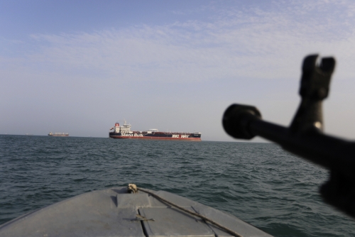 ▲호르무즈해협에서 이란 혁명수비대 고속정이 순찰을 도는 가운데 총구가 영국 유조선을 향하고 있다. AP뉴시스
