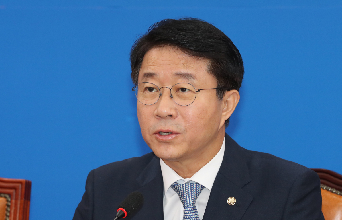 ▲더불어민주당 조정식 정책위의장이 17일 국회에서 열린 원내대책회의에서 발언하고 있다. (연합뉴스)
