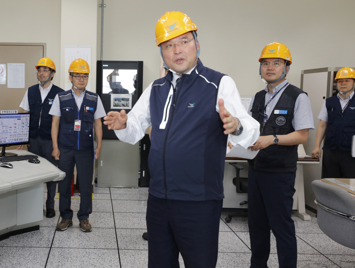 ▲추석연휴가 끝난 지난 16일 인천공항공사 구본환 사장(사진 가운데)이 인천공항 급유시설 등 공항 주요시설을 찾아 시설물의 안전 상태 및 위기관리 대응체계를 점검하고 있다. 인천공항공사는 <안전은 타협할 수 없는 가치>라는 인식을 바탕으로 공항 안전관리에 만전을 기해 인천공항을 찾으시는 국민들께 안전하고 편리한 무결점 공항서비스를 제공하는 한편 7만여 인천공항 종사자들에게 안전한 근로환경을 만들어 나간다는 계획이다. (인천국제공항공사)