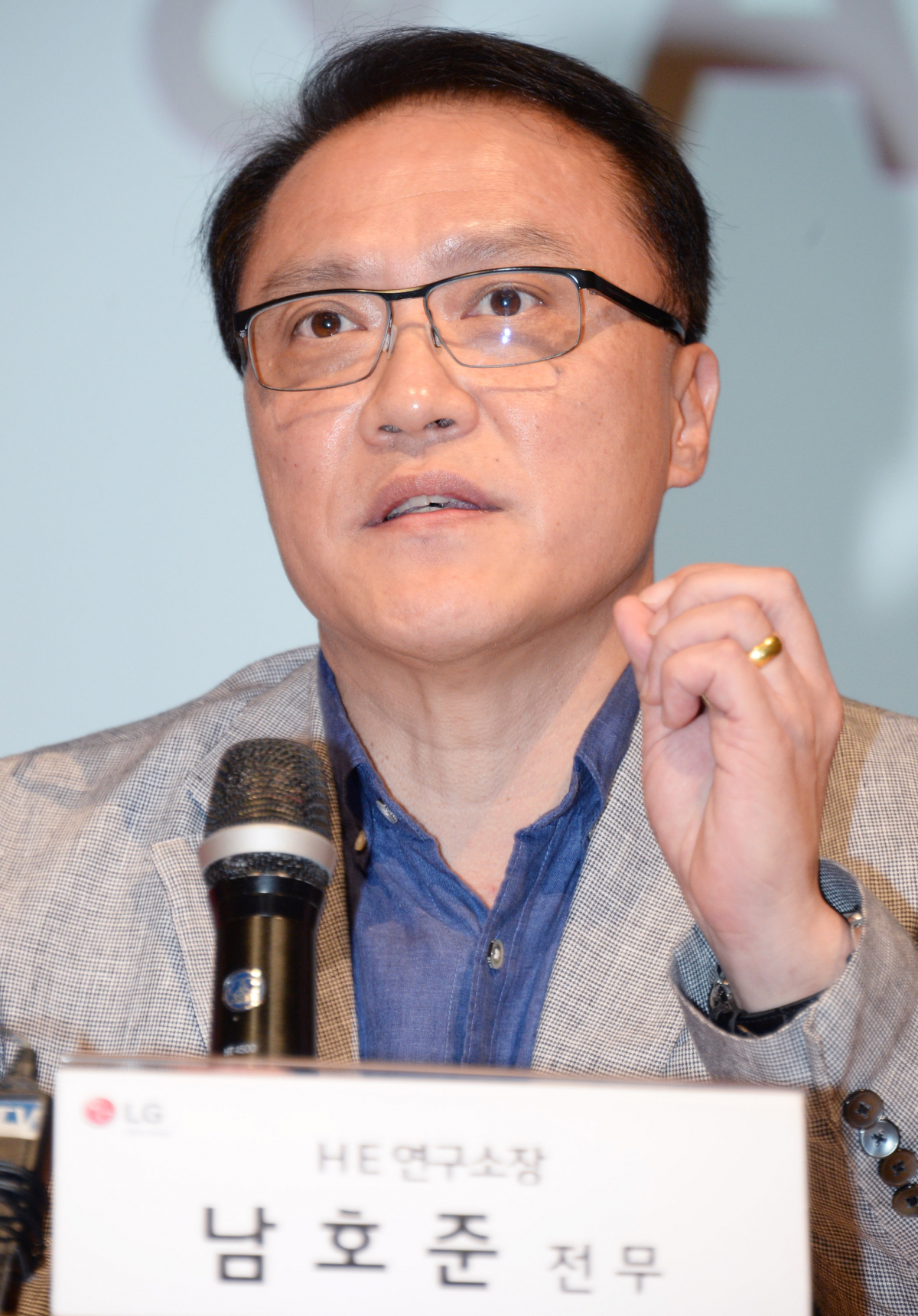 ▲17일 서울 여의도 LG트윈타워에서 열린 LG전자 디스플레이 기술설명회에서 LG전자 HE연구소장 남호준 전무가 해상도 규격 등 디스플레이 기술을 설명하고 있다. (사진제공 LG전자)