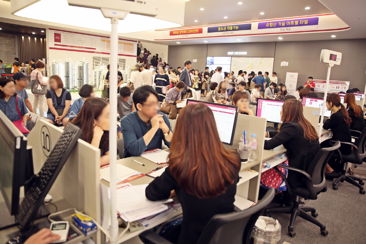 ▲지난달 ‘송파 시그니처 롯데캐슬’ 아파트 견본주택을 찾은 방문객들이 분양 상담을 받고 있다.(사진 제공=롯데건설)