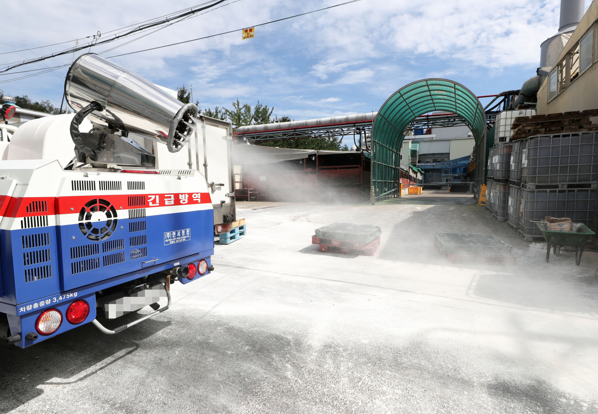 ▲17일 오후 인천시 서구 가좌동 한 도축장에서 방역작업이 이뤄지고 있다. 이 도축장에서는 아프리카돼지열병이 발생한 파주 농가에서 출하된 돼지 136마리가 전날 도축됐다. (연합뉴스)