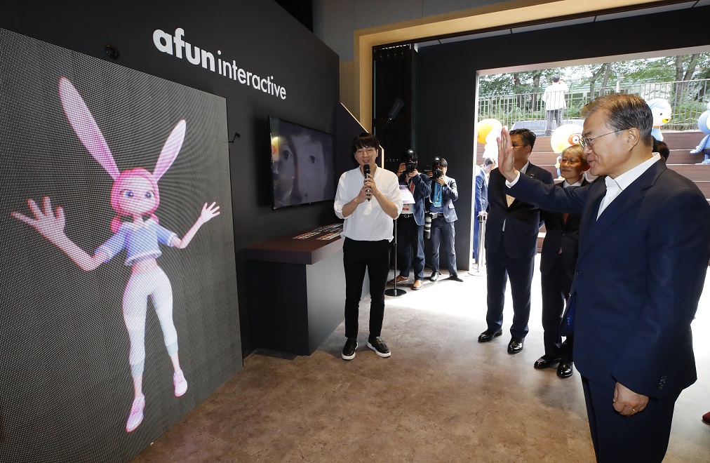 ▲문재인 대통령이 17일 오후 서울 동대문구 콘텐츠인재캠퍼스에서 열린 콘텐츠산업 3대 혁신전략 발표회에 참석하기에 앞서 에이펀 전시 부스를 방문, 실시간 인터렉티브 실감형 콘텐츠 기술 관련 설명을 듣고 있다.(연합뉴스)