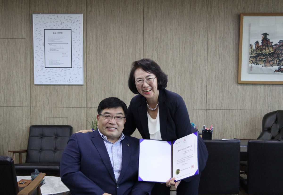 ▲박경실 파고다교육그룹 회장(오른쪽)과 이명호 대한장애인체육회장이 '장애인선수 고용 친화기업' 인증식을 마치고 기념촬영을 하고 있다.(사진제공=파고다교육그룹)
