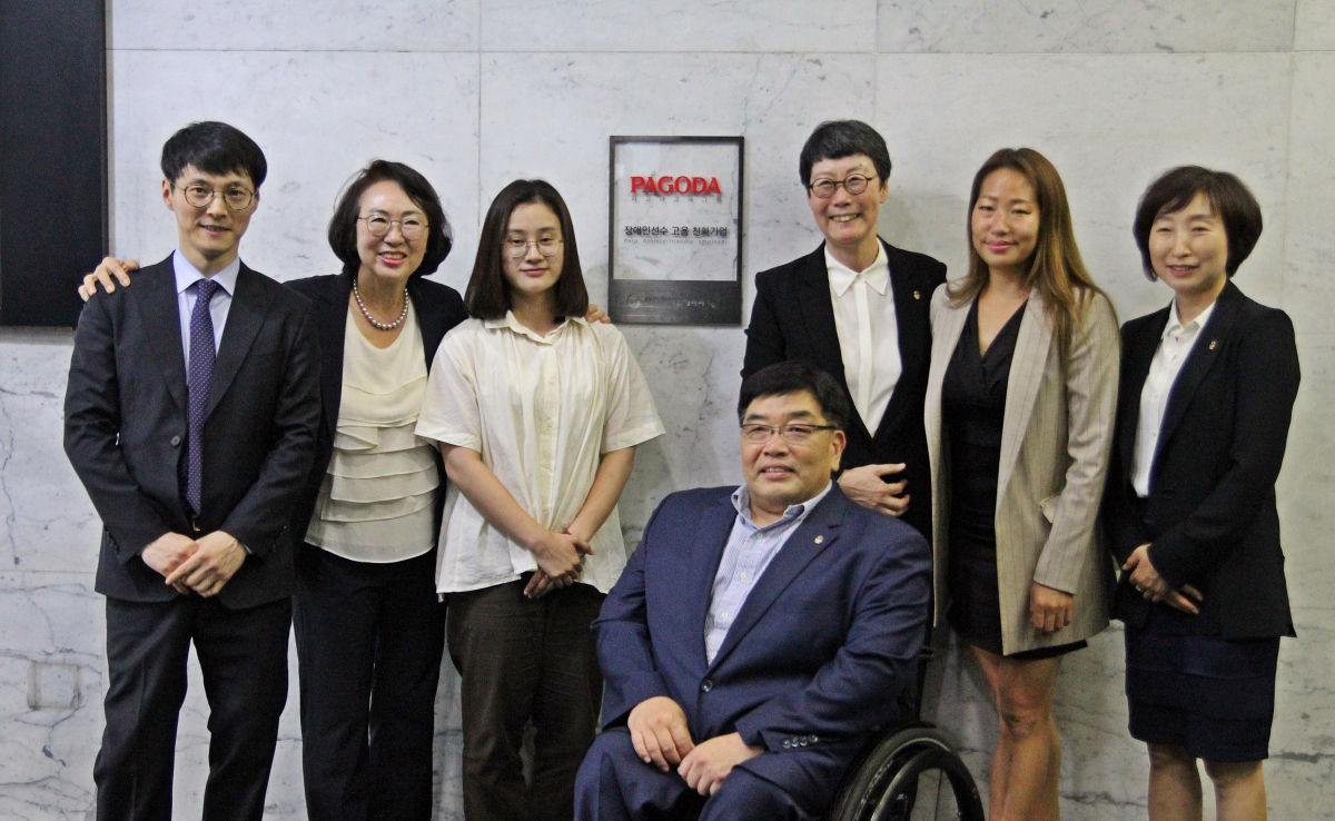 ▲파고다교육그룹의 '장애인선수 고용 친화기업' 현판식을 끝내고 참석자들이 기념촬영을 하고 있다. (왼쪽부터)김대훈 선수, 박경실 회장, 김진희 선수, 이명호 회장, 전혜자 사무총장, 고루다 대표이사, 이현옥 센터장.(사진제공=파고다교육그룹)