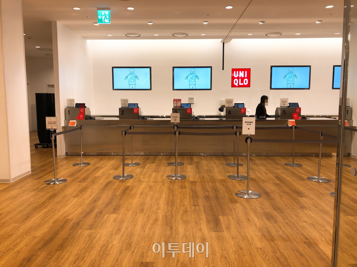 ▲유니클로에서 옷을 사는 사람은 손에 꼽을 정도로 적었다. 옷만 구경하고 가는 사람이 많았다. (홍인석 기자 mystic@)