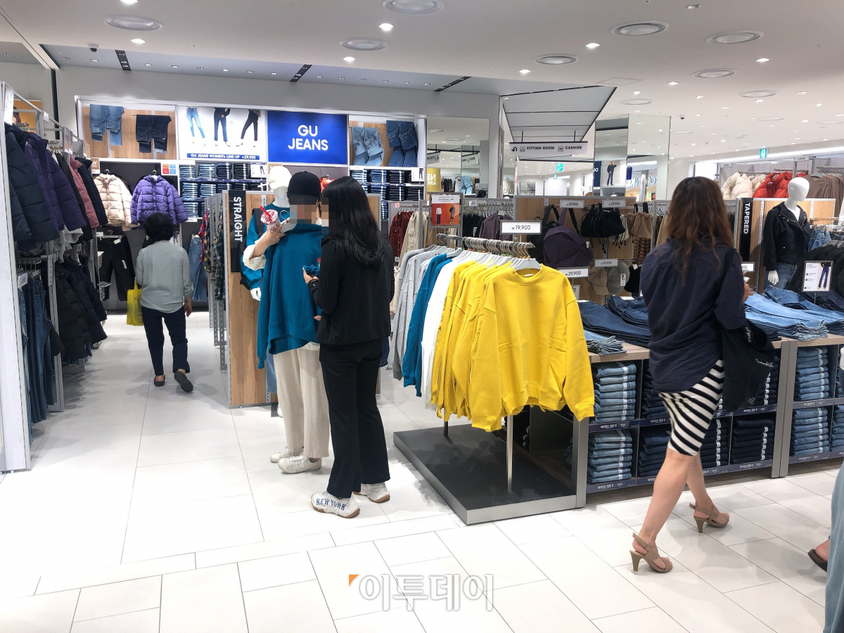 ▲열흘 전 영등포 타임스퀘어에 문을 연 지유 3호점은 사람들로 제법 북적거렸다. 탈의실을 찾는 사람도 많았다. (홍인석 기자 mystic@)