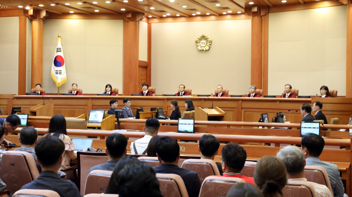 ▲공유수면 매립지 관할 관련 충청남도 등과 행정안전부 장관 등 간의 권한쟁의 사건에 관한 공개변론이 열린 17일 오후 서울 종로구 헌법재판소 대심판정에 유남석 헌재소장과 재판관들이 자리하고 있다.(뉴시스)