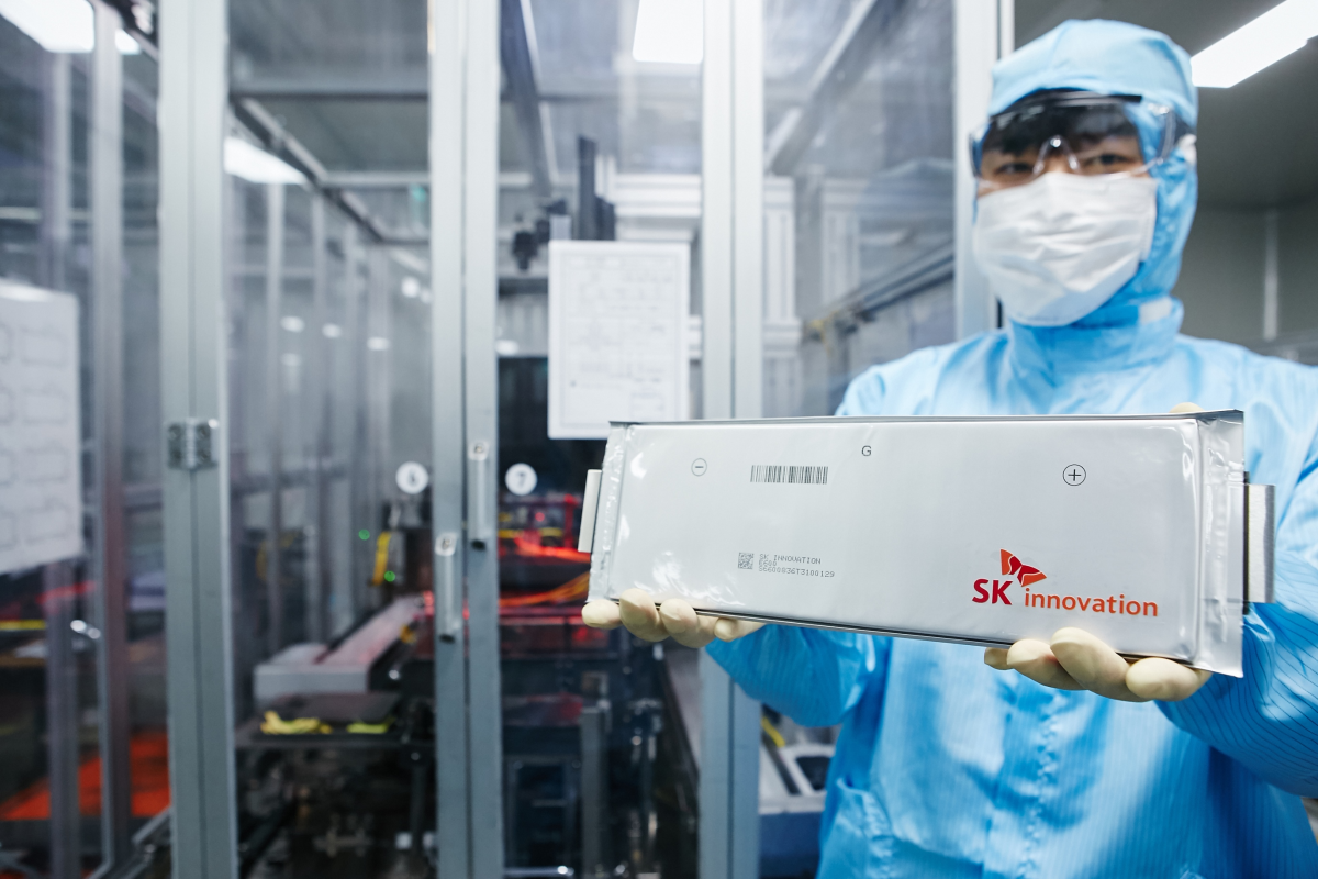 ▲생산된 배터리 셀을 들고 있는 SK이노베이션 서산배터리 공장 연구원 (사진 제공=SK이노베이션)