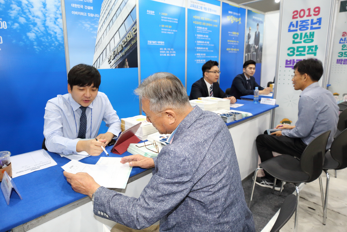 ▲건설기술인협회 관계자가 박람회를 찾은 구직자와 상담하고 있다.(사진 제공=한국건설기술인협회)