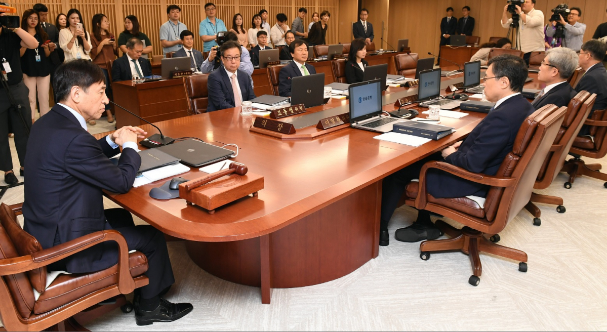 ▲대표적 중립파인 임지원, 고승범 한국은행 금융통화위원회 위원들이 8월 금통위에서 좀 더 지켜보자며 중립적인 의사표시를 한 것으로 드러났다. 7월 금통위에서 인하에 손을 들었던 윤면식 부총재도 매파본색을 다시 드러낸 것으로 보인다. 이에 따라 금리인하 소수의견이 두 명이나 나왔음에도 다음번 금통위가 열리는 10월에 곧바로 금리인하가 이뤄질지는 좀 더 지켜볼 필요가 있어 보인다. 사진은 지난달 30일 열린 한은 8월 금통위 전경.(연합뉴스)