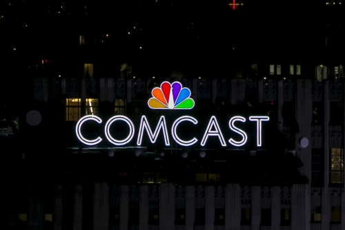 ▲NBC의 화려한 색채의 로고와 NBC유니버설의 모회사 컴캐스트 로고. 로이터연합뉴스 
