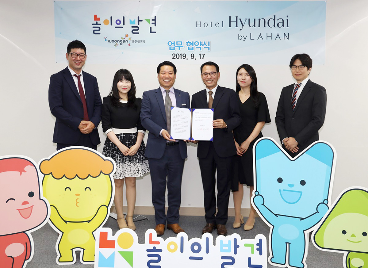 ▲지난 17일 상암동 웅진씽크빅 키즈플랫폼사업단에서 열린 협약식에서 웅진씽크빅 이영훈 단장(왼쪽 3번째)과 라한호텔 백상석 영업마케팅 전무(왼쪽 4번째), 주요 관계자들이 기념촬영을 하고 있다.(사진제공=웅진씽크빅)