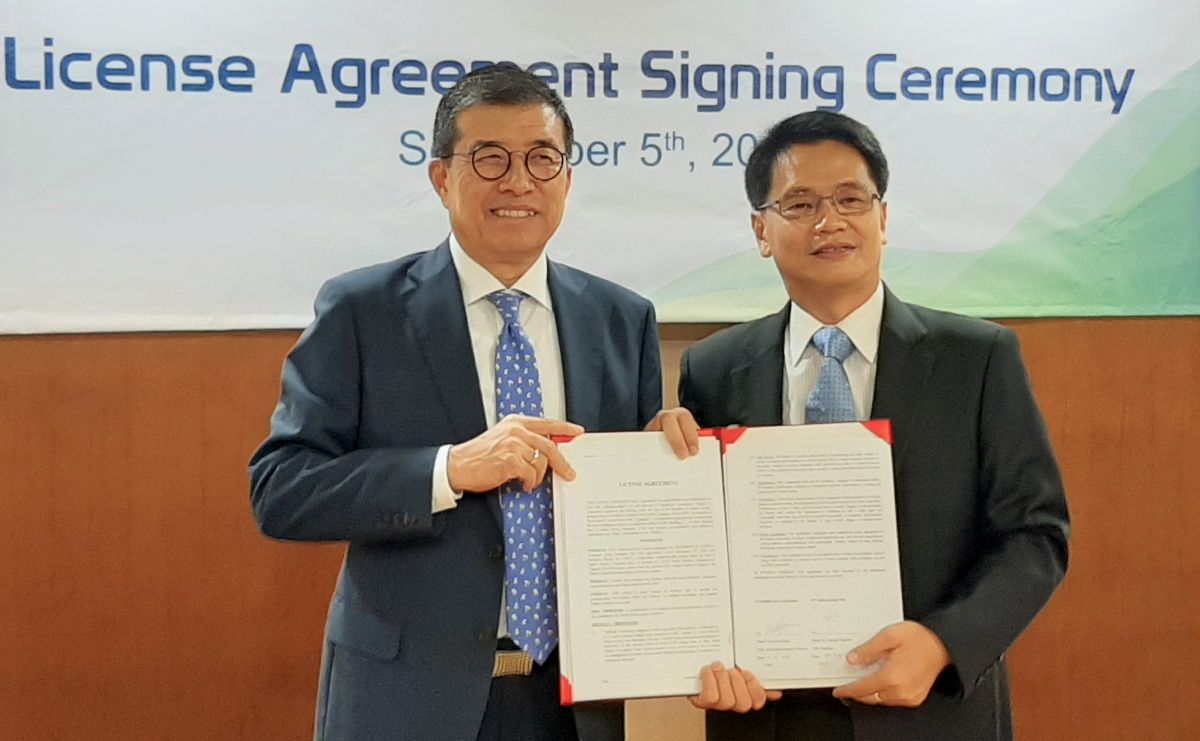 ▲강석희 씨제이헬스케어 대표(왼쪽)와 마이클 칼베 대표가 기념사진을 찍고 있다.(사진제공=씨제이헬스케어)