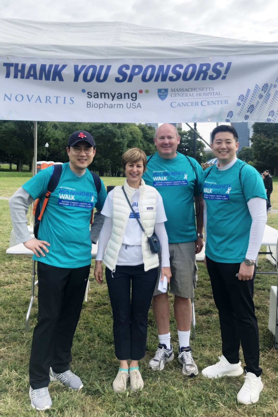 ▲삼양바이오팜USA는 국제MDS재단 주최로 지난 14일 보스턴에서 열린 MDS 알리기 걷기 대회를 후원하고 션 맥케나(Sean D. McKenna) 상무(우측에서 두 번째)를 비롯한 임직원들이 국제MDS재단의 데보라 피어스(Deborah J Peirce) 의장(좌측에서 두 번째)과 함께 기념 촬영했다.(삼양바이오팜)