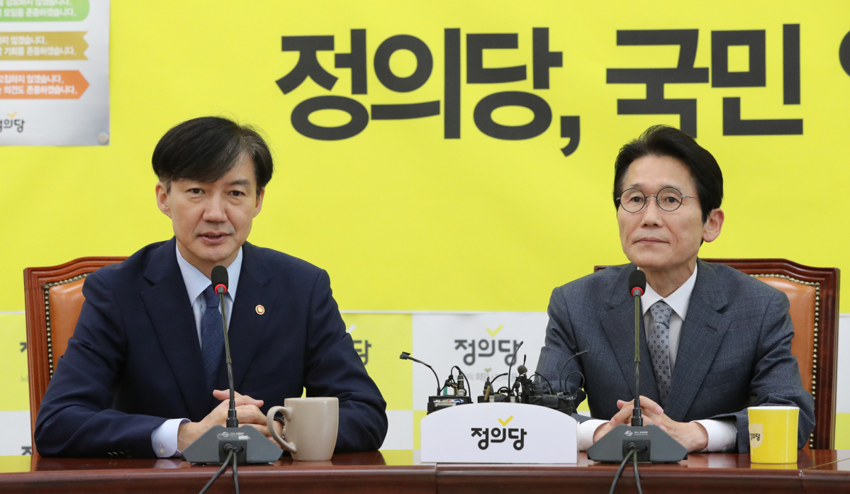 ▲조국 법무부 장관이 18일 오전 국회에서 정의당 윤소하 원내대표를 예방하고 있다. (연합뉴스)