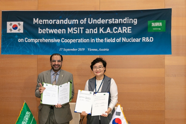 ▲문미옥 과학기술정보통신부 제1차관(오른쪽)과 칼레그 알술탄 사우디 왕립원자력신재생에너지원원장 사진제공=과학기술정보통신부