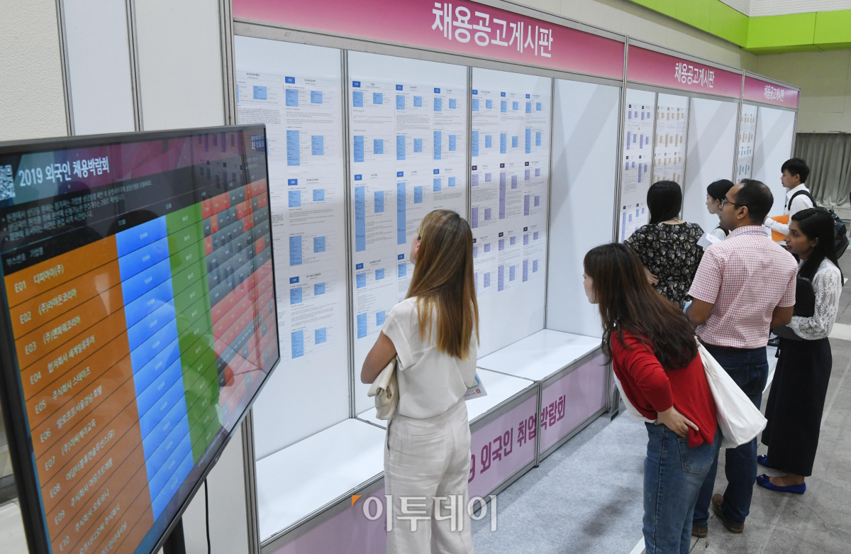 ▲구직자가 취업박람회에서 기업 정보를 살펴보고 있다.   (이투데이DB)