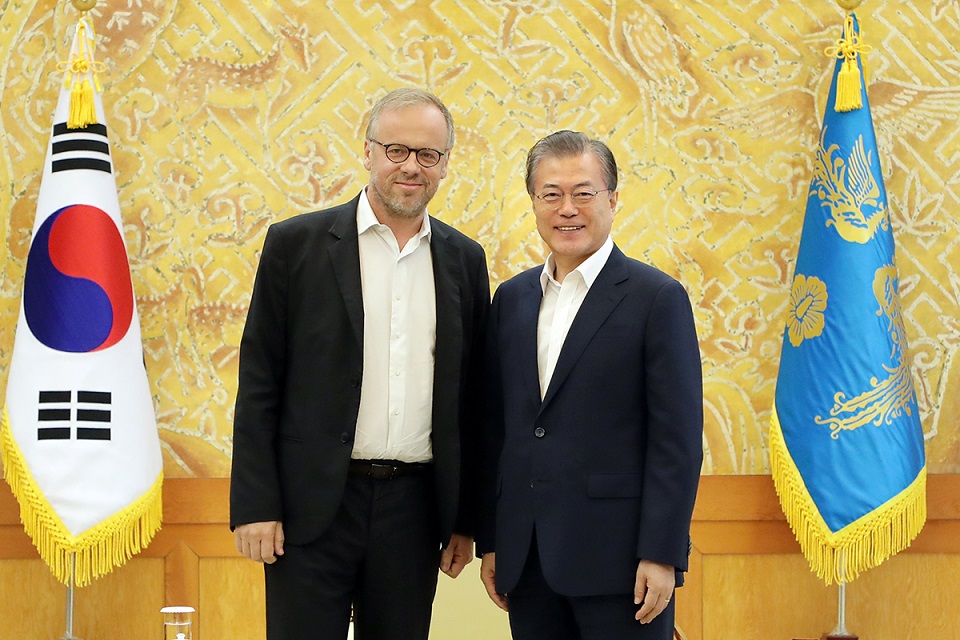 ▲문재인 대통령이 18일 오전 청와대에서 국경없는 기자회 크리스토프 들루아르 사무총장을 만나 기념촬영을 하고 있다.(사진제공=청와대)