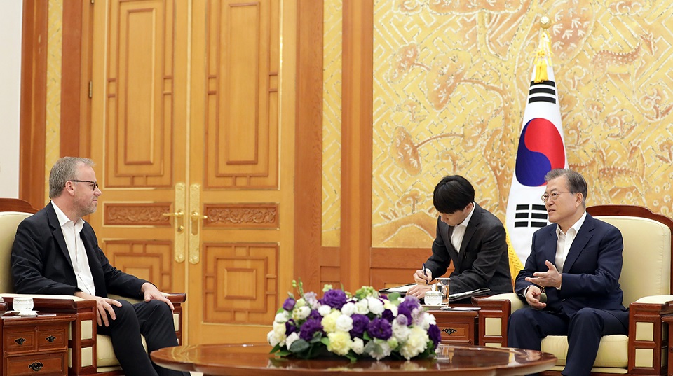 ▲문재인 대통령이 18일 오전 청와대에서 국경없는 기자회 크리스토프 들루아르 사무총장을 만나 환담을 나누고 있다.(사진제공=청와대)