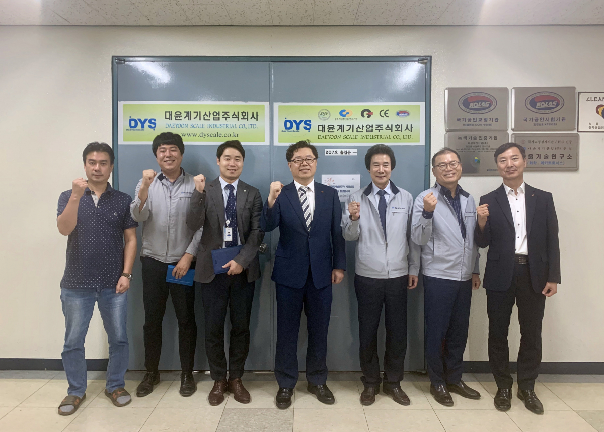 ▲박일준 한국동서발전 사장은 18일 협력사인 대윤계기산업을 찾아 지원 방안을 논의했다. (사진 제공=한국동서발전)