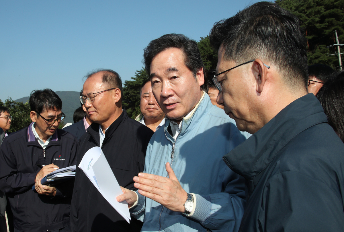 ▲이낙연 국무총리가 아프리카돼지열병(ASF)이 발생 후 18일 오전 경기도 포천시 일동면 화대리 돼지 밀집사육단지를 방문해 관계자와 대화를 나누고 있다. (출처=연합뉴스)