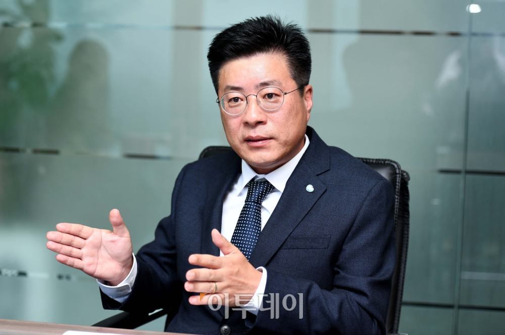 ▲16일 이투데이와 만난 김잔환 휴메딕스 대표는 "매출 규모는 분기마다 상승할 것으로 자신한다"면서 "회사가 성장하는 만큼 임직원들이 성장할 수 있도록 만들겠다"고 말했다.(사진=신태현 기자 holjjak@)