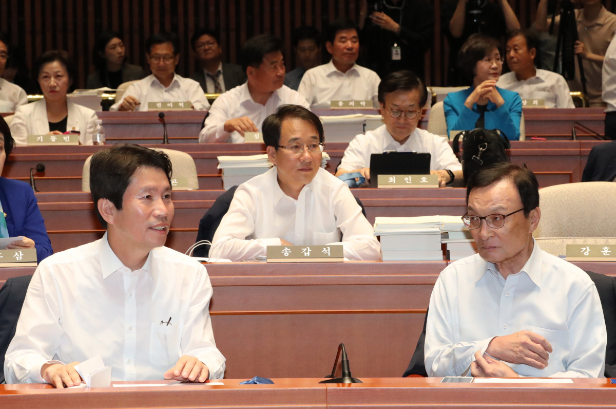 ▲더불어민주당 이해찬 대표와 이인영 원내대표가 18일 오후 국회 예결위회의장에서 열린 '정기국회 대비 국회의원 워크숍'에 참석해 있다. (연합뉴스)
