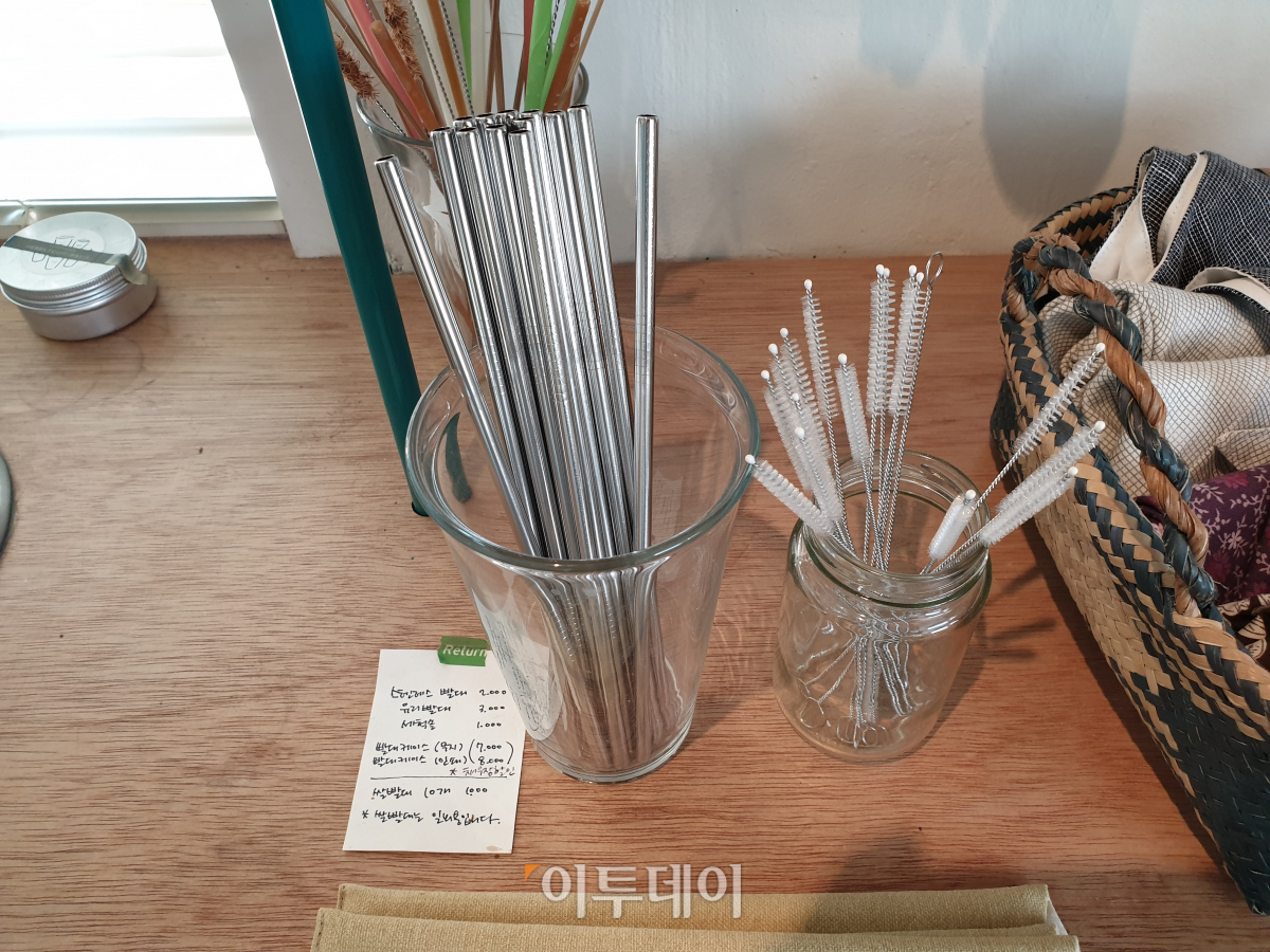 ▲카페 내에서 여러 친환경 제품을 판매하고 있다. (김정웅 기자 cogito@)