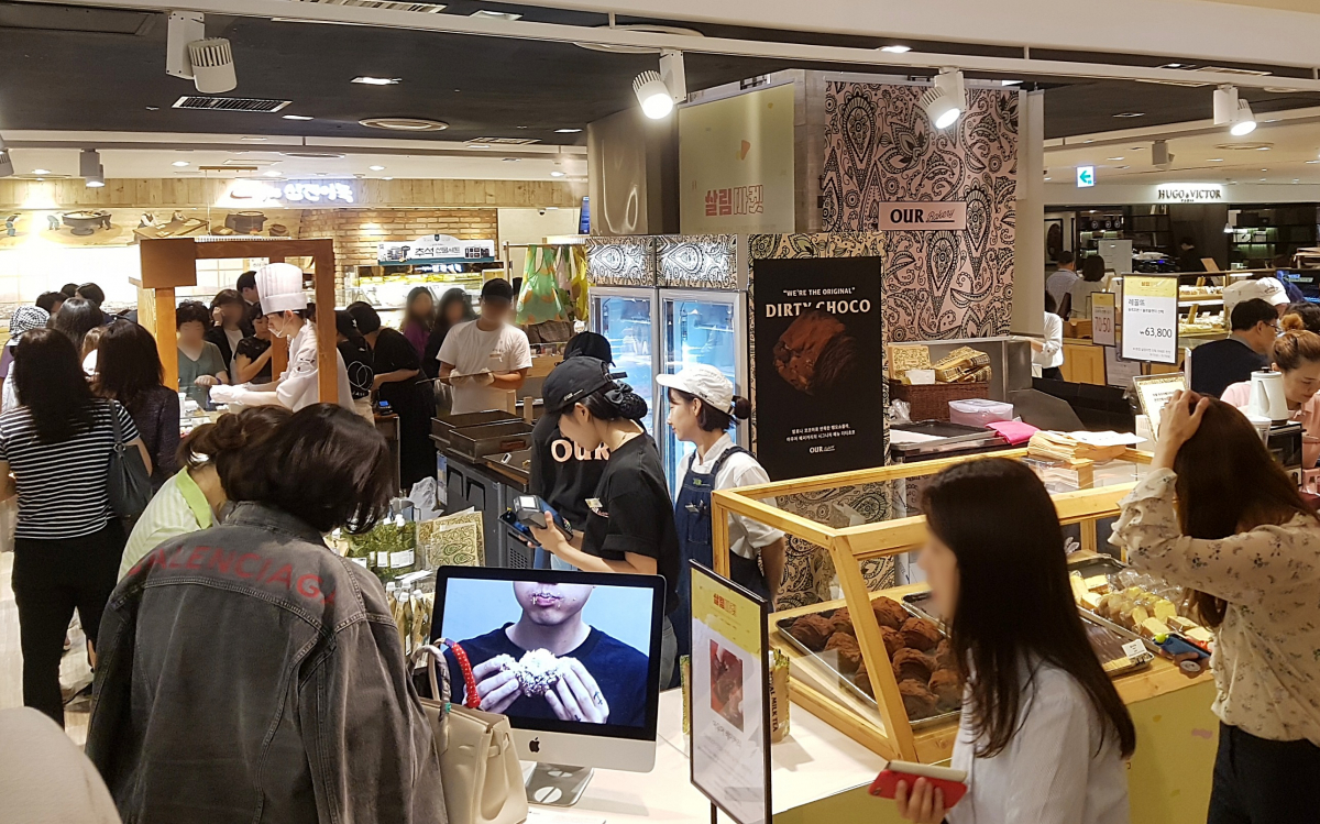 ▲살림 마켓 아우어 베이커리 익스프레스 매장에서 상품을 소개하는 모습 (사진제공=롯데백화점)