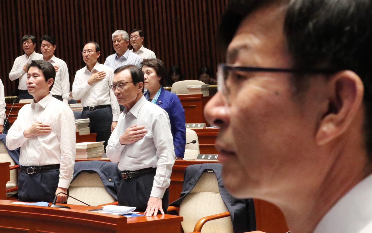 ▲김상조 청와대 정책실장이 18일 오후 국회 예결위회의장에서 열린 '정기국회 대비 국회의원 워크숍'에 참석, 국기에 경례를 하고 있다. (연합뉴스)